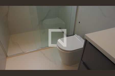 Casa de condomínio à venda com 460m², 4 quartos e 5 vagasBanheiro da Suíte 1
