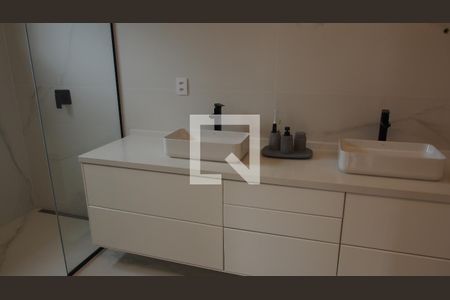 Casa de condomínio à venda com 460m², 4 quartos e 5 vagasBanheiro da Suíte 3