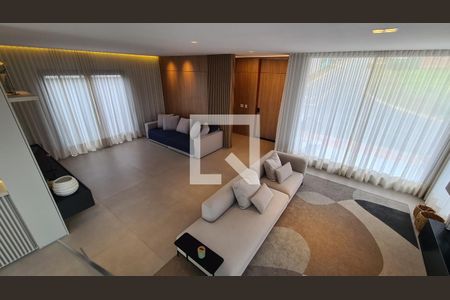 Casa de condomínio à venda com 460m², 4 quartos e 5 vagas Casa de condomínio à venda com 460m², 4 quartos e 5 vagasSala