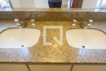 Pia de casa à venda com 4 quartos, 317m² em Granja Julieta, São Paulo