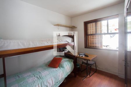 Casa à venda com 317m², 4 quartos e 4 vagas Casa à venda com 317m², 4 quartos e 4 vagasQuarto de Serviço