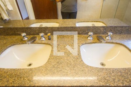 Casa à venda com 317m², 4 quartos e 4 vagas Casa à venda com 317m², 4 quartos e 4 vagasPia