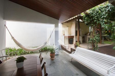 Casa à venda com 317m², 4 quartos e 4 vagas Casa à venda com 317m², 4 quartos e 4 vagasÁrea Externa