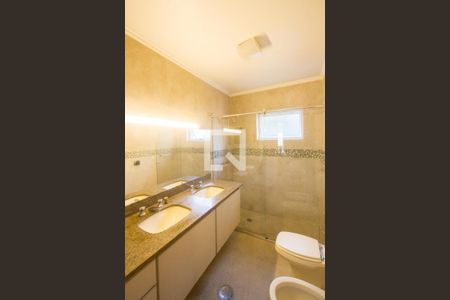 Casa à venda com 317m², 4 quartos e 4 vagas Casa à venda com 317m², 4 quartos e 4 vagasBanheiro