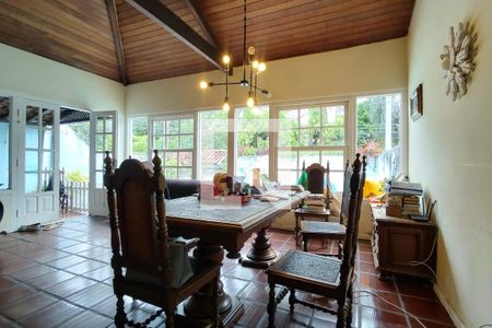 Casa de condomínio à venda com 360m², 3 quartos e 2 vagas Casa de condomínio à venda com 360m², 3 quartos e 2 vagasSala