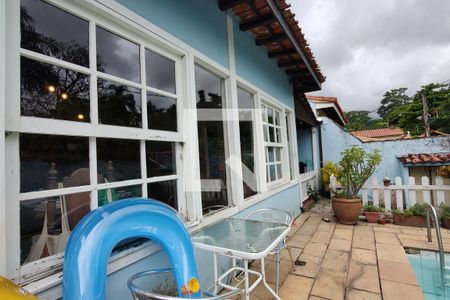 Casa de condomínio à venda com 360m², 3 quartos e 2 vagas Casa de condomínio à venda com 360m², 3 quartos e 2 vagasFachada