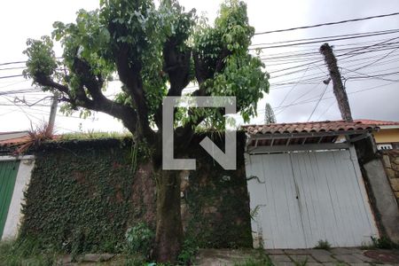 Casa de condomínio à venda com 360m², 3 quartos e 2 vagas Casa de condomínio à venda com 360m², 3 quartos e 2 vagasFachada