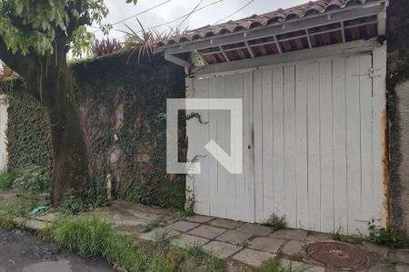 Casa de condomínio à venda com 360m², 3 quartos e 2 vagas Casa de condomínio à venda com 360m², 3 quartos e 2 vagasFachada