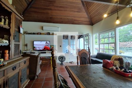 Casa de condomínio à venda com 360m², 3 quartos e 2 vagas Casa de condomínio à venda com 360m², 3 quartos e 2 vagasSala