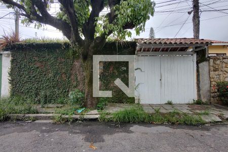 Casa de condomínio à venda com 360m², 3 quartos e 2 vagas Casa de condomínio à venda com 360m², 3 quartos e 2 vagasFachada