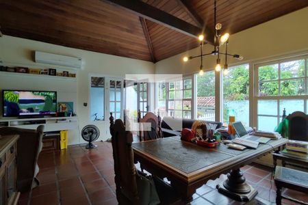 Casa de condomínio à venda com 360m², 3 quartos e 2 vagas Casa de condomínio à venda com 360m², 3 quartos e 2 vagasSala