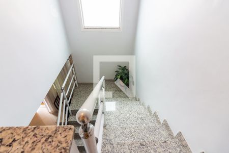 Casa à venda com 212m², 3 quartos e 4 vagas Casa à venda com 212m², 3 quartos e 4 vagasEscada