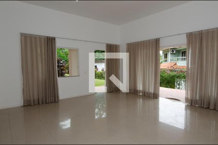 Sala de casa de condomínio para alugar com 4 quartos, 232m² em Vargem Pequena, Rio de Janeiro