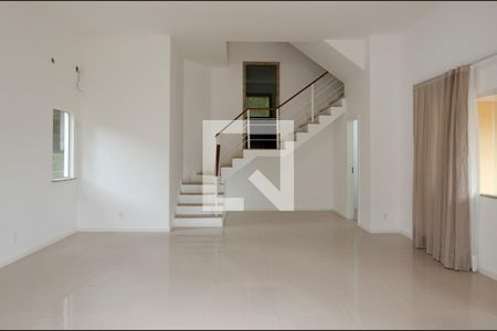 Sala de casa de condomínio para alugar com 4 quartos, 232m² em Vargem Pequena, Rio de Janeiro