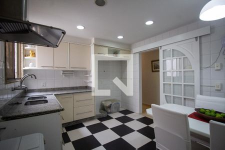 Apartamento à venda com 323m², 4 quartos e 4 vagasCozinha e Área de Serviço