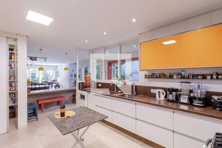 Casa à venda com 380m², 6 quartos e 4 vagasCozinha