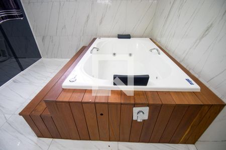 Casa de condomínio para alugar com 300m², 3 quartos e 2 vagasBanheiro da Suíte