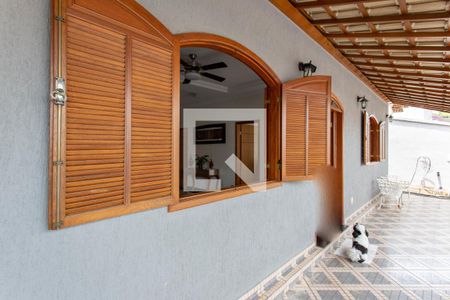 Casa à venda com 270m², 5 quartos e 5 vagas Casa à venda com 270m², 5 quartos e 5 vagasVaranda