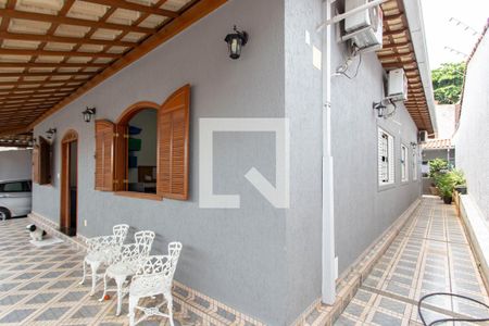 Casa à venda com 270m², 5 quartos e 5 vagas Casa à venda com 270m², 5 quartos e 5 vagasVaranda