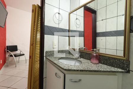 Banheiro de casa para alugar com 1 quarto, 80m² em Tabajaras, Uberlândia