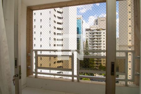 Sala, vista janela  de apartamento à venda com 3 quartos, 103m² em Itaim Bibi, São Paulo