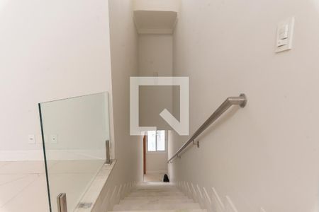 Escada da Sala de casa para alugar com 4 quartos, 300m² em Jardim Yeda, Campinas