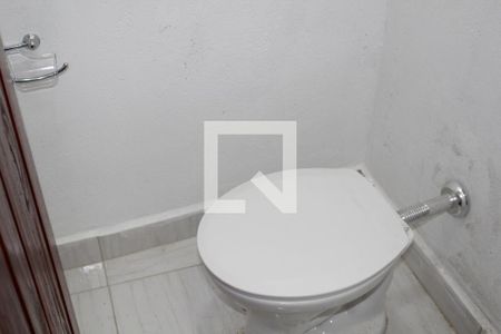 Banheiro 2 da casa 1 de casa para alugar com 2 quartos, 180m² em Lapa de Baixo, São Paulo
