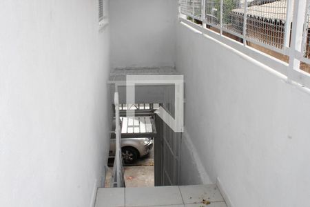Casa à venda com 180m², 2 quartos e 1 vagaEscada da entrada