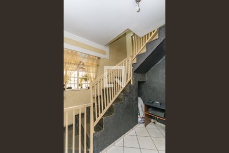 Casa à venda com 80m², 4 quartos e 2 vagasEscada