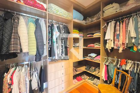 Casa à venda com 280m², 3 quartos e 4 vagasSuíte 3 - Closet