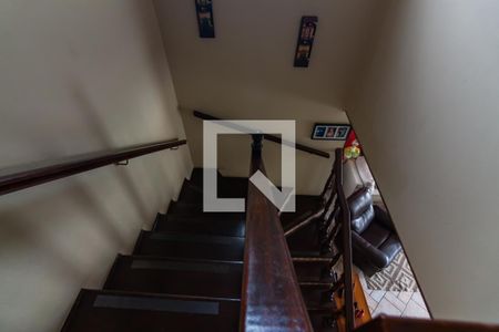 Casa à venda com 320m², 4 quartos e 7 vagas Casa à venda com 320m², 4 quartos e 7 vagasEscada