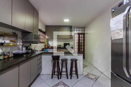 Casa à venda com 320m², 4 quartos e 7 vagas Casa à venda com 320m², 4 quartos e 7 vagasCozinha