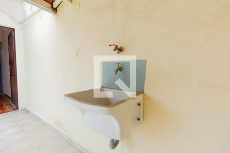 Casa à venda com 350m², 6 quartos e 2 vagas Casa à venda com 350m², 6 quartos e 2 vagasCasa 2: Varanda e Área de Serviço