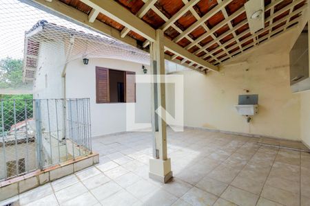 Casa à venda com 350m², 6 quartos e 2 vagas Casa à venda com 350m², 6 quartos e 2 vagasCasa 2: Varanda e Área de Serviço