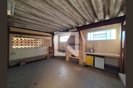 Casa à venda com 725m², 3 quartos e 2 vagas Casa à venda com 725m², 3 quartos e 2 vagasQuintal