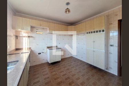 Casa à venda com 725m², 3 quartos e 2 vagas Casa à venda com 725m², 3 quartos e 2 vagasCozinha