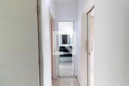 Corredor de casa de condomínio para alugar com 3 quartos, 110m² em Vila Araguaia, São Paulo