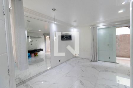 Sala de casa de condomínio para alugar com 3 quartos, 110m² em Vila Araguaia, São Paulo