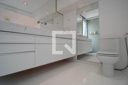 Apartamento à venda com 192m², 3 quartos e 4 vagasBanheiro da Suíte 1