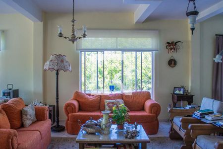 Sala de casa à venda com 4 quartos, 329m² em Vila Nova, Porto Alegre