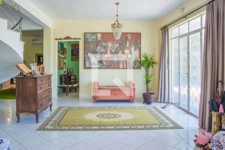 Sala de casa à venda com 4 quartos, 329m² em Vila Nova, Porto Alegre