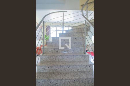 Casa à venda com 329m², 4 quartos e 16 vagas Casa à venda com 329m², 4 quartos e 16 vagasEscada