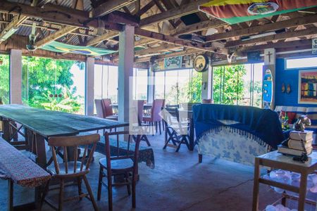 Casa à venda com 329m², 4 quartos e 16 vagas Casa à venda com 329m², 4 quartos e 16 vagasÁrea Externa