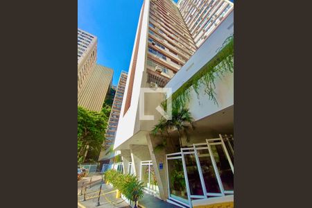 Apartamento à venda com 130m², 2 quartos e sem vagaFachada com cartaz QA.