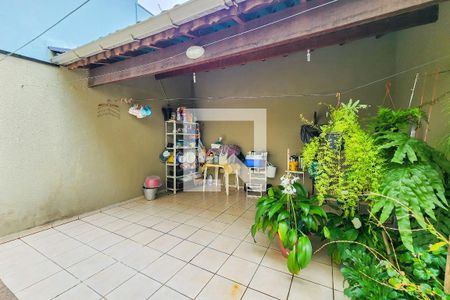 Casa à venda com 200m², 3 quartos e 4 vagas Casa à venda com 200m², 3 quartos e 4 vagasQuintal