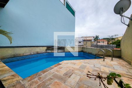 Casa à venda com 200m², 3 quartos e 4 vagas Casa à venda com 200m², 3 quartos e 4 vagasPiscina
