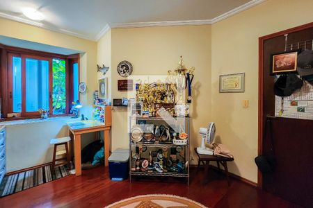 Casa à venda com 200m², 3 quartos e 4 vagas Casa à venda com 200m², 3 quartos e 4 vagasEscritório