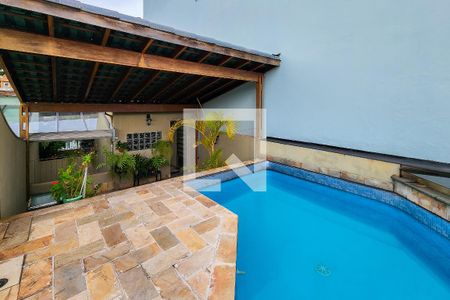 Casa à venda com 200m², 3 quartos e 4 vagas Casa à venda com 200m², 3 quartos e 4 vagasPiscina