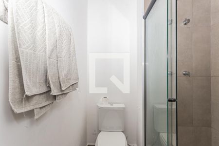 Banheiro de kitnet/studio para alugar com 1 quarto, 22m² em Liberdade, São Paulo