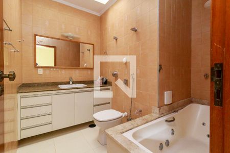 Casa à venda com 243m², 4 quartos e 5 vagasSuíte 1 - Banheiro